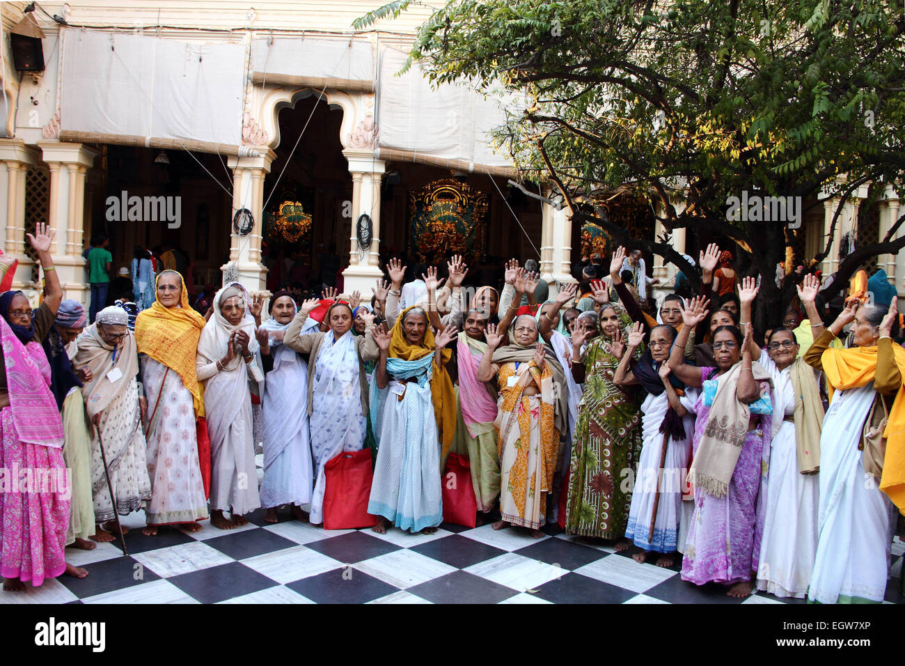 Witwen von Varanasi besuchten die Iskon Tempel. Der Tempel Stadt Vrindavan erleben Tausende von Witwen, die teilnehmen und spielen Holi, die ihre Teilnahme am 3. März verboten. Der Supreme Court of India hat bereits mehrfach die Union und die Regierungen bis aufgrund der schwierigen Situation der Witwen geißelte. © Shashi Sharma/Pacific Press/Alamy Live-Nachrichten Stockfoto