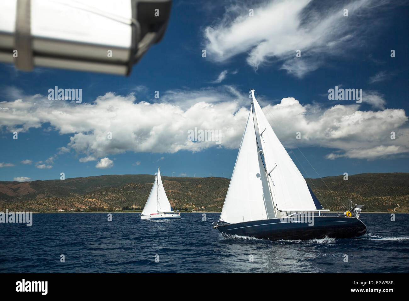Segelboote bei Segelregatta am Ägäischen Meer. Stockfoto