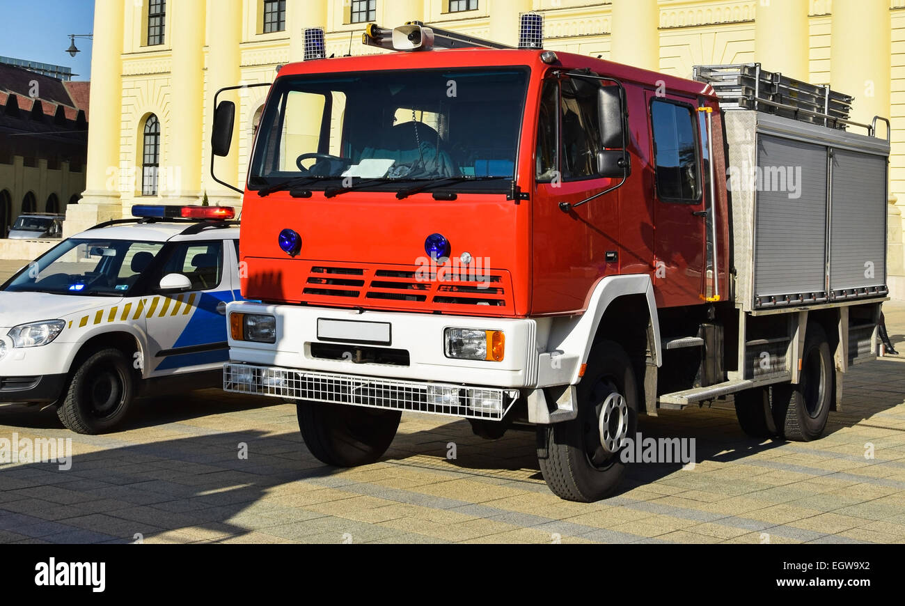 Feuerwehr-LKW und ein Polizeiauto auf der Straße Stockfoto
