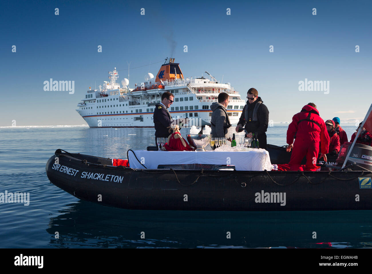 Antarktis, Weddellmeer, Antarktis Kreuzfahrt, MS Hanseatic Tierkreis mobile bar mit Champagner Stockfoto