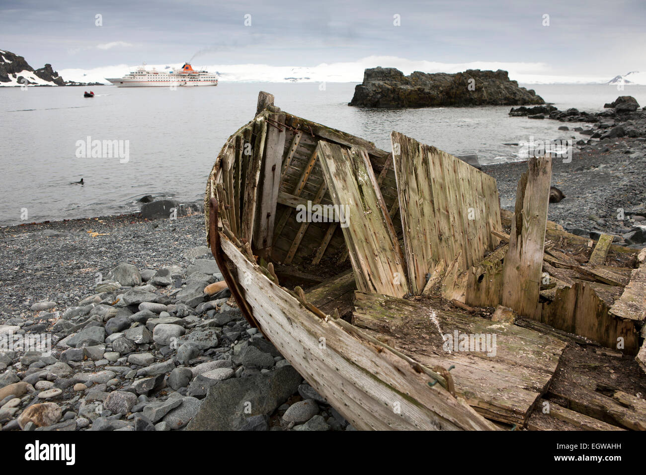 Antarktis, halb Mond Insel, bleibt der Histoic alte norwegische Walfänger Boot am Strand Stockfoto