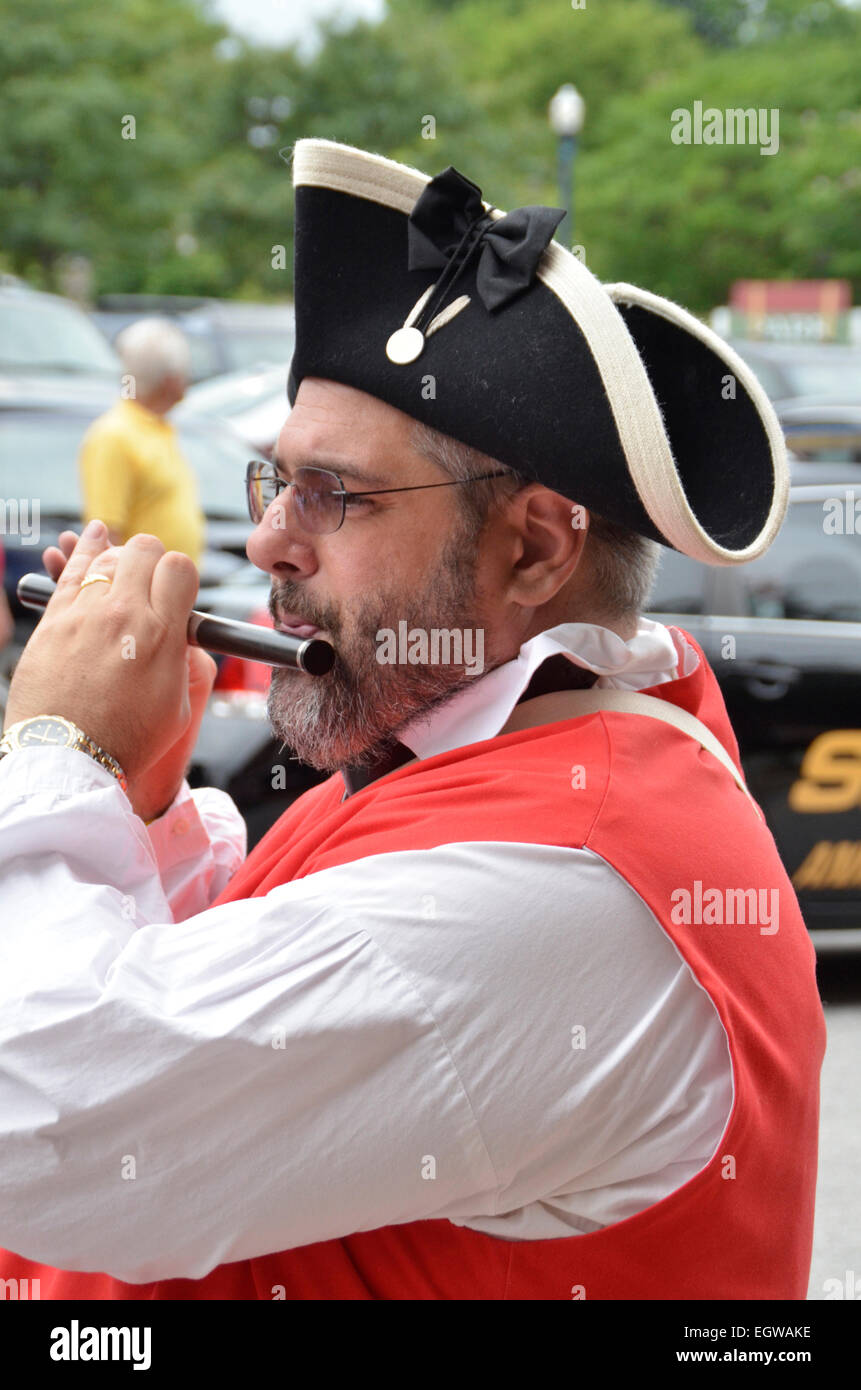 Gekleidet in revolutionären Kostüm Mann, Querflöte Stockfoto