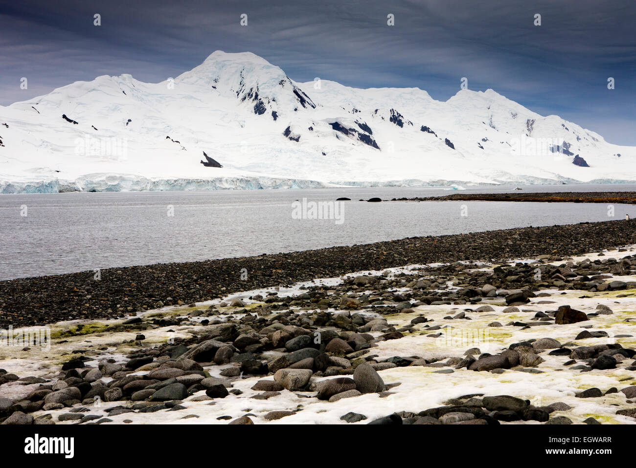 Antarktis, Livingston Island, schneebedeckte Berge und Gletscher über Moon Bay von Half Moon ist Stockfoto