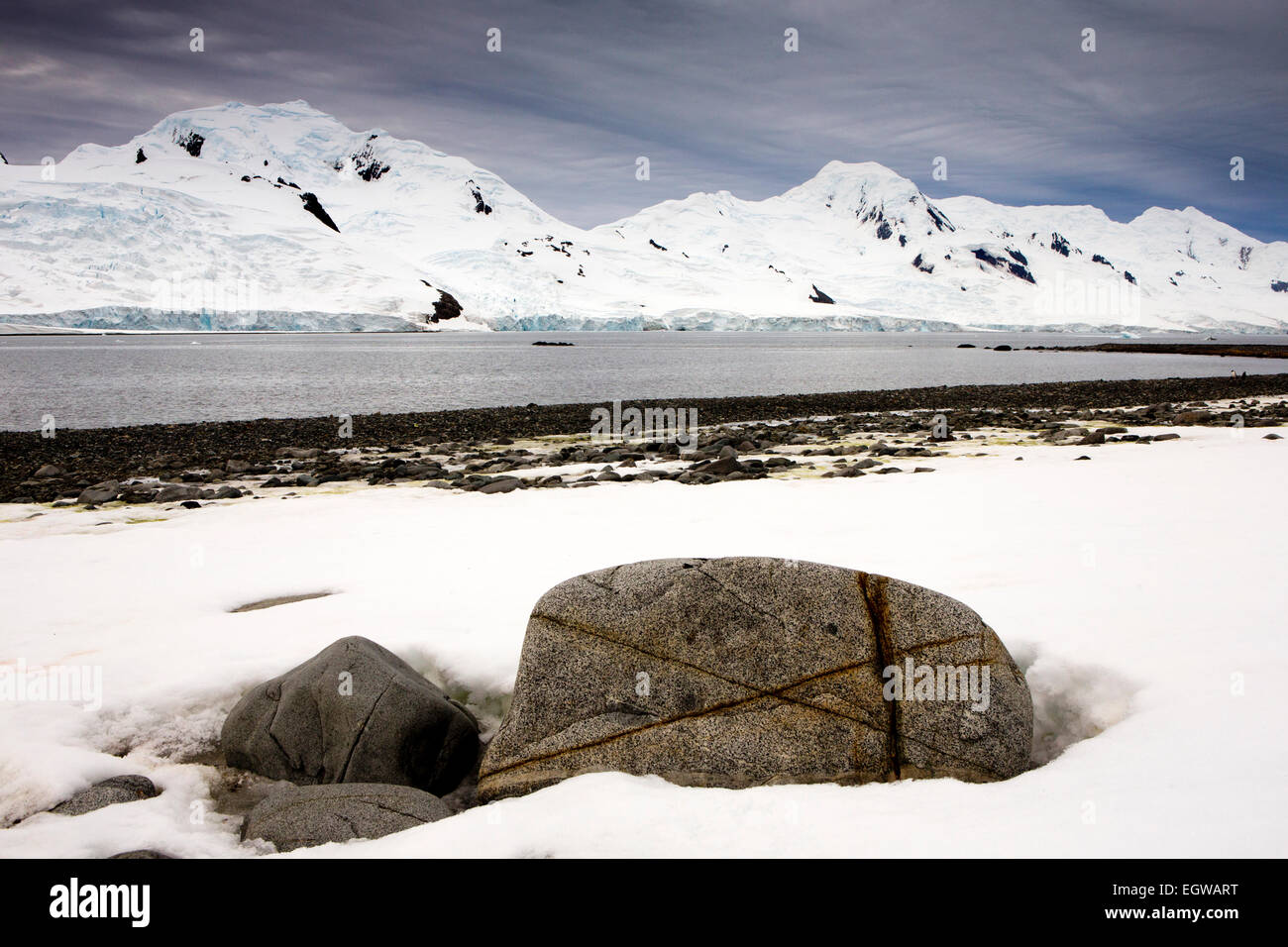 Antarktis, Half Moon ist, gerastert Granitfelsen im Schnee gegenüber Livingston Island Stockfoto
