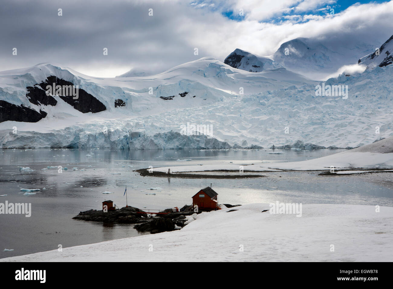 Antarktis, Graham-Land, Paradise Bay, Gletscher und Almirante Brown Naval Base Stockfoto
