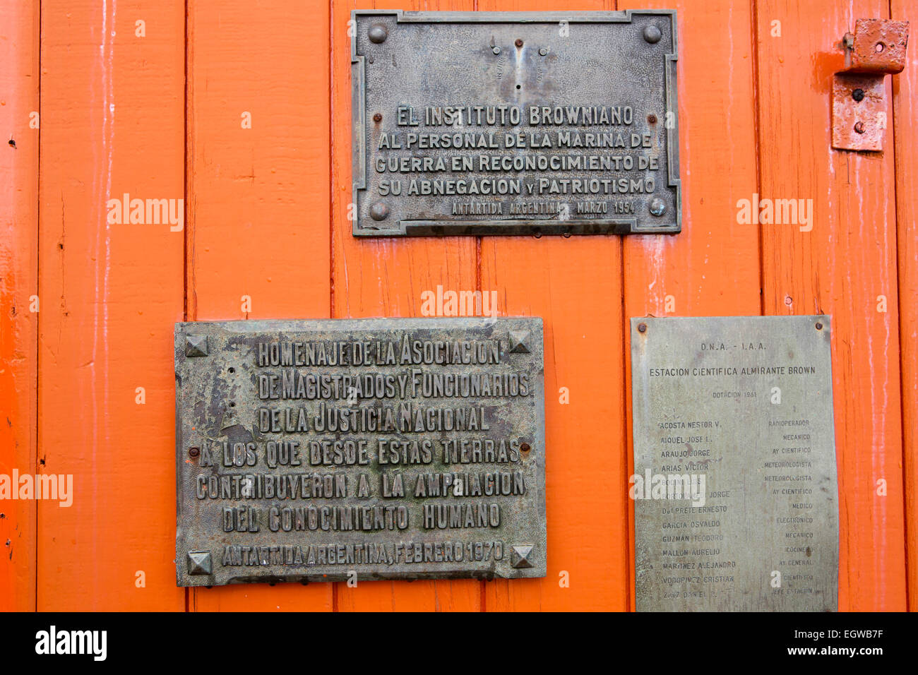 Antarktis, Graham Land, Paradies, Bucht, Almirante Brown Naval Base, Plaketten an Tür Stockfoto