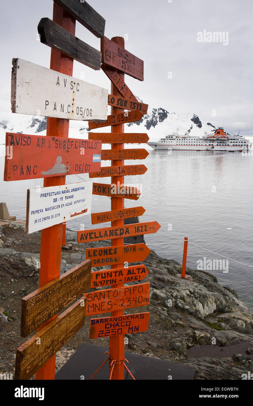 Antarktis, Paradise Bay Naval Base Almirante Brown, den Schildern zum weit entfernten Zielen Stockfoto