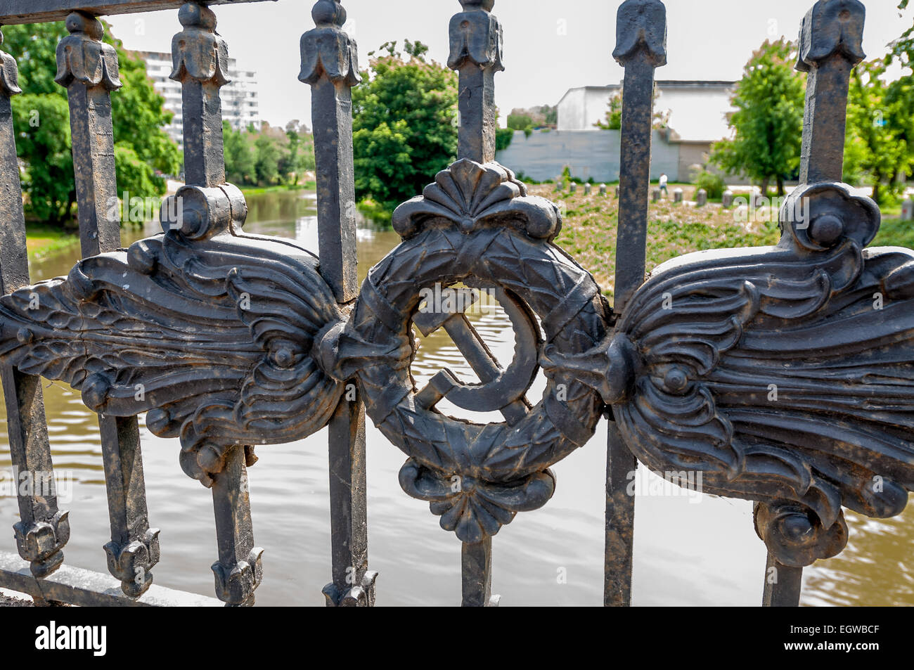 Sowjetischen Symbol auf einer Brücke in Kharkiv, Ukraine Stockfoto