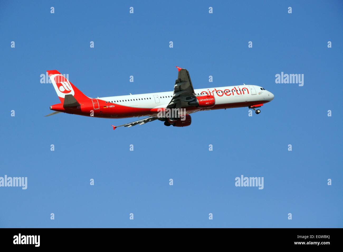 Air Berlin Airbus A321 vom Flughafen abheben. Stockfoto