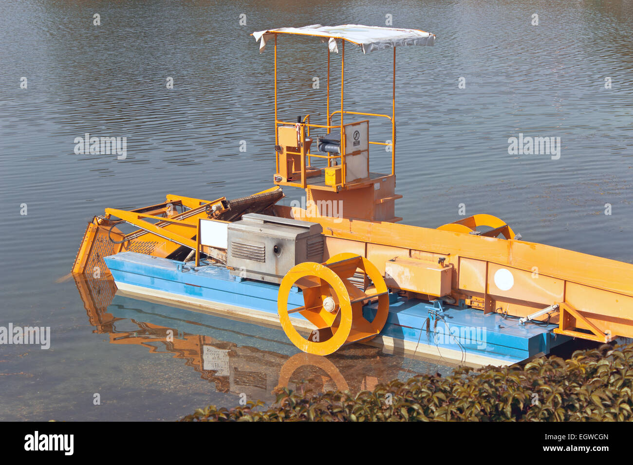 Maschine-Boot für die Reinigung Fluss Müll und Pflanzen Stockfoto