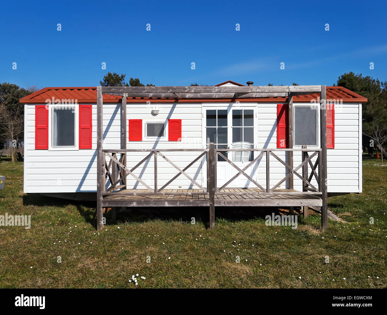 Mobilheime mit Veranda auf Campingplatz Stockfoto