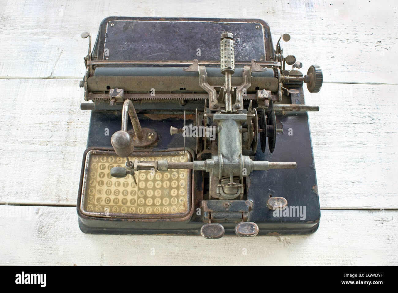 Antike Schreibmaschine auf weißem Holz Hintergrund Stockfoto
