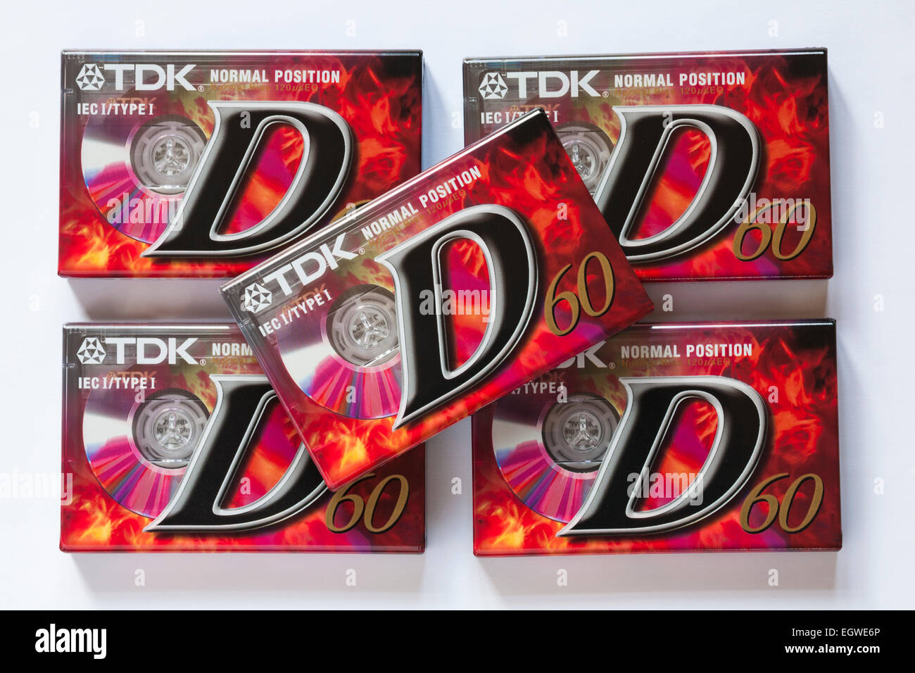 Haufen neue verpackte TDK Normalposition D60 audio Kassetten eingestellt auf weißem Hintergrund Stockfoto