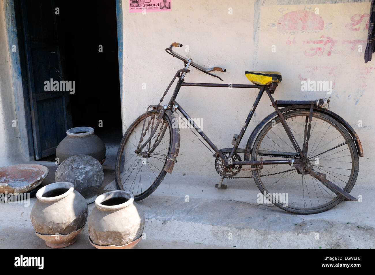 Clay Kochtöpfe und alten indischen Fahrrad außerhalb eines traditionellen Töpfer Hauses Madhya Pradesh, Indien Stockfoto