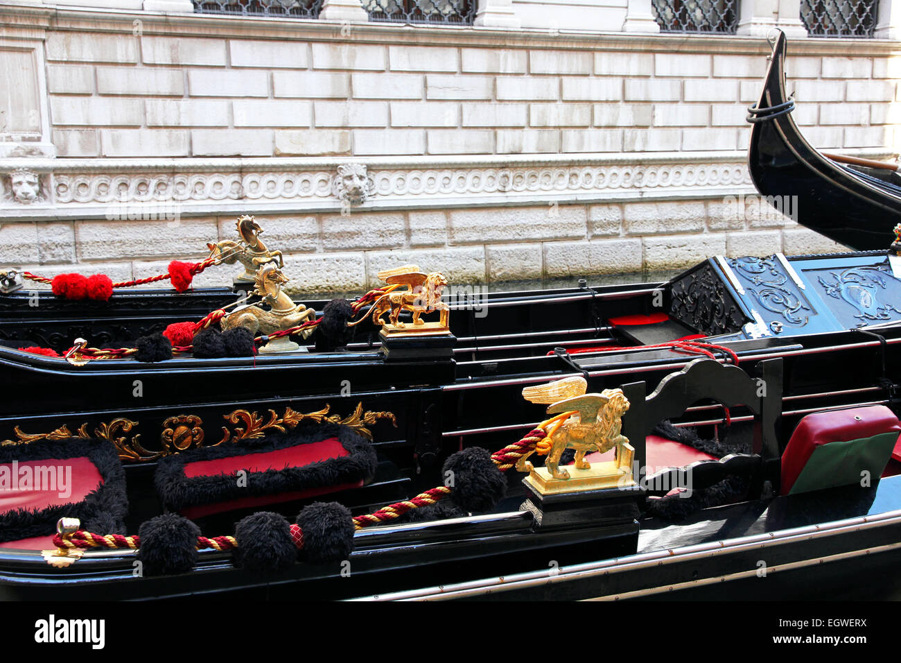 Italien. Venedig. Details der typischen venezianischen Gondeln. Die geflügelten Löwen und goldenes Pferd auf eine venezianische Gondel. Stockfoto