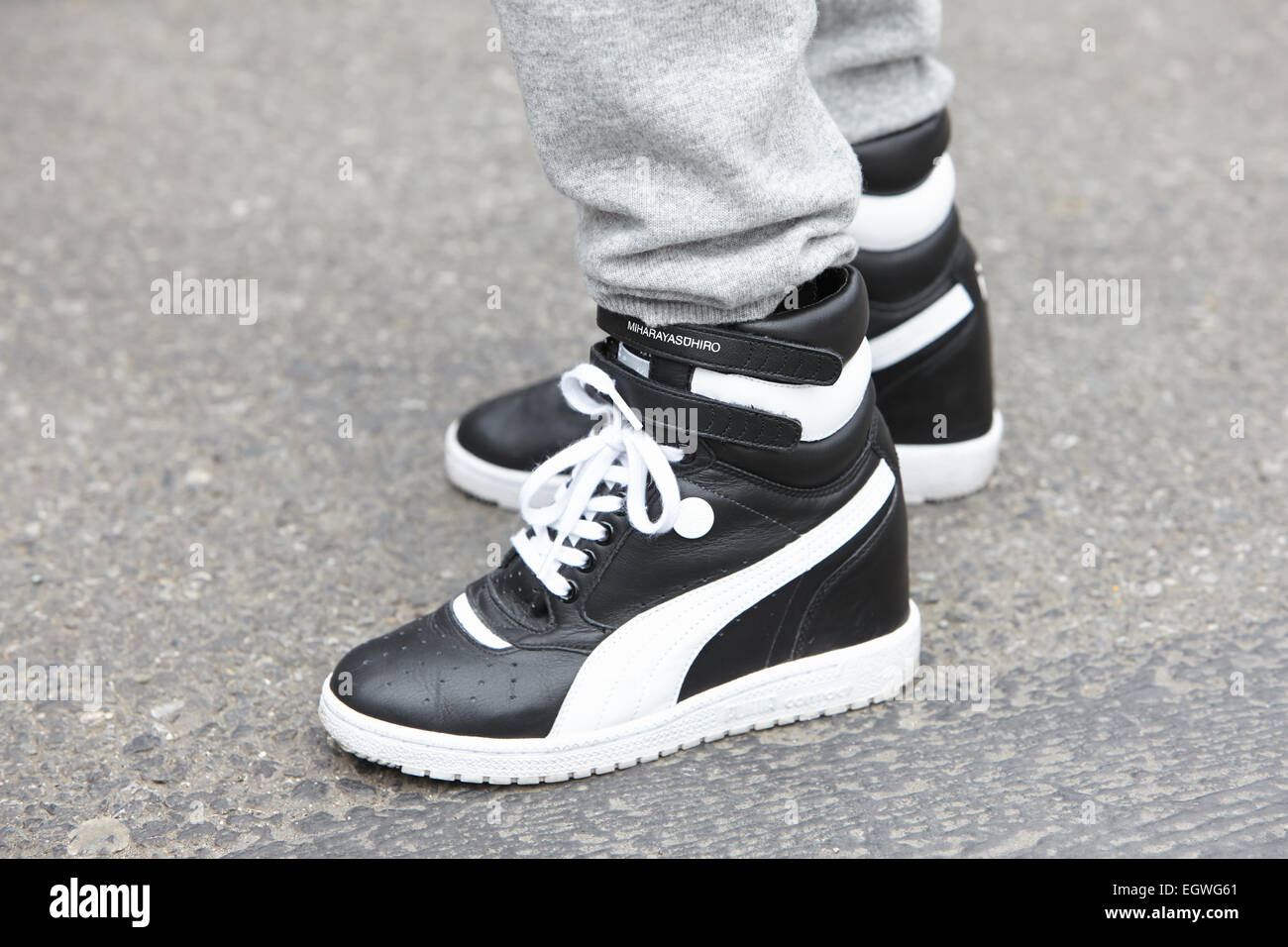 Mailand - 27. Februar: Frau posiert für Fotografen vor Emporio Armani Show mit Miharayasuhiro Mailand Fashion Woche Tag3 Schuhe Stockfoto