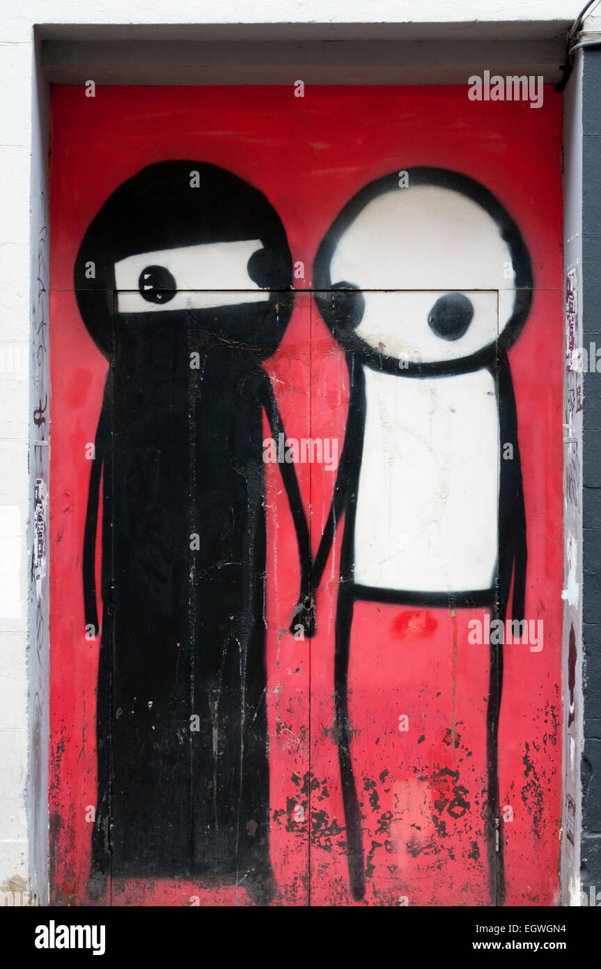 Stik Graffiti eines Mannes Hand in Hand mit einer Frau, die eine Burka tragen. Stockfoto