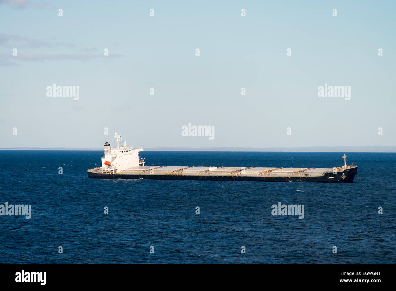 Chile Ms Loreto vor Anker in die Magellanstraße aus Südamerika Punto Arenas. Bulk Carrier Schiff ist an Steuerbord auflisten. Stockfoto