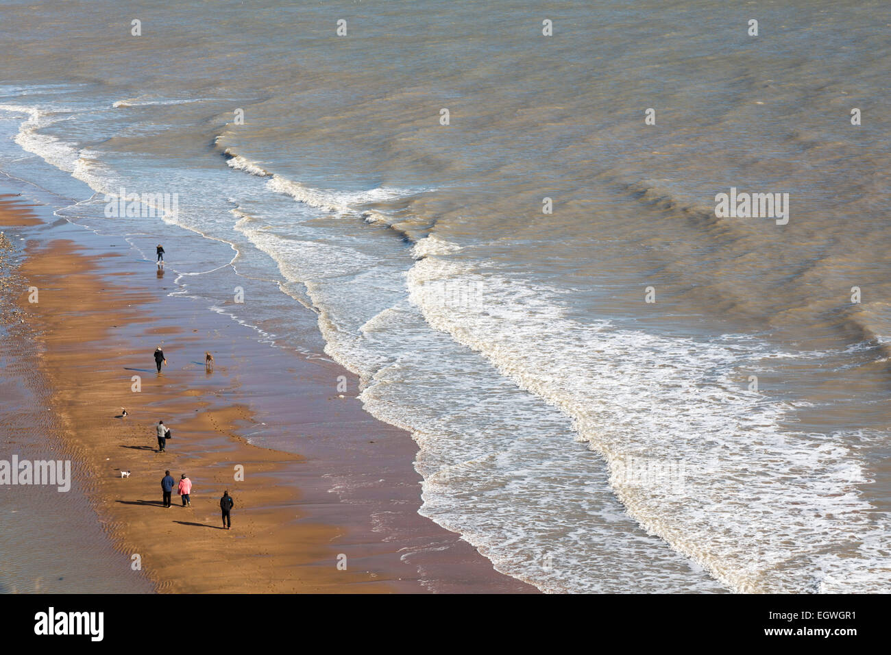 Das Blatt wendet sich am Strand in der Wintersonne, Ramsgate, Kent Stockfoto