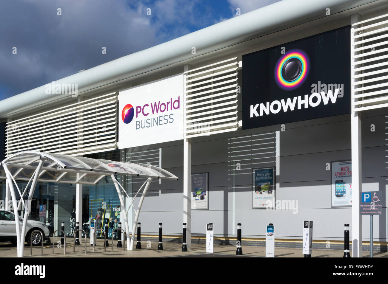 Ein Zweig der PC-Welt-Geschäft mit Knowhow-Tech support auf der Glocke grün Retail Park in Süd-London. Stockfoto