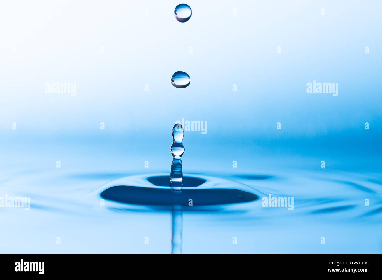 Spritzer von Wassertropfen Stockfoto