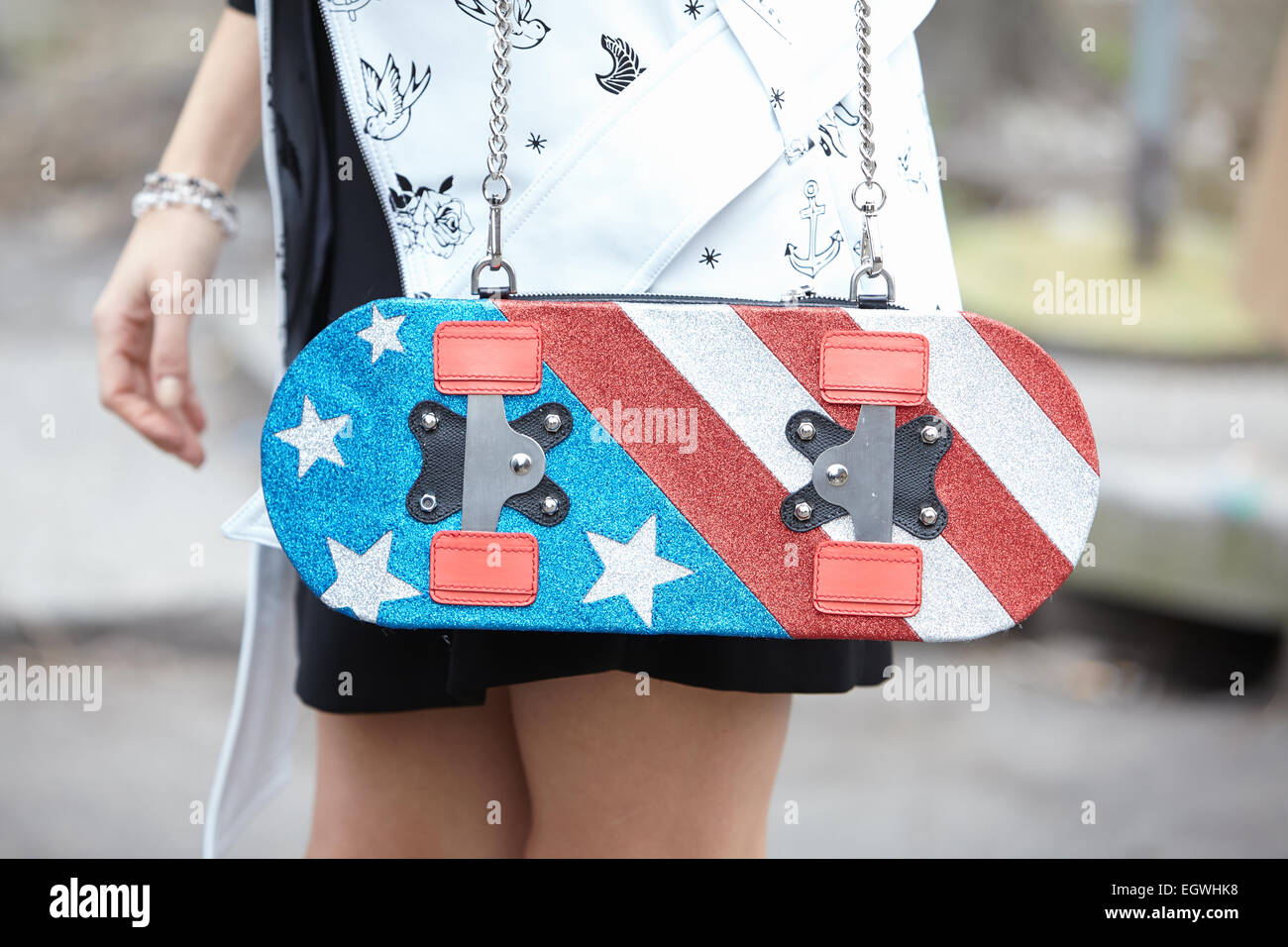 Mailand - 27. Februar: Frau posiert für die Fotografen vor Emporio Armani Show mit Skateboard Tasche Mailand Fashion Woche Tag3 Stockfoto