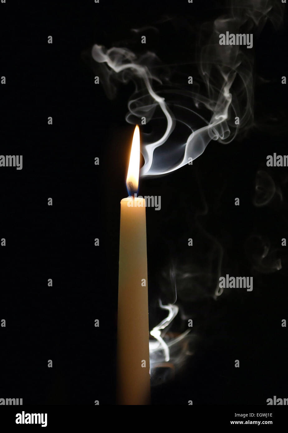 Kerzenrauch Stockfotos Und Bilder Kaufen Alamy