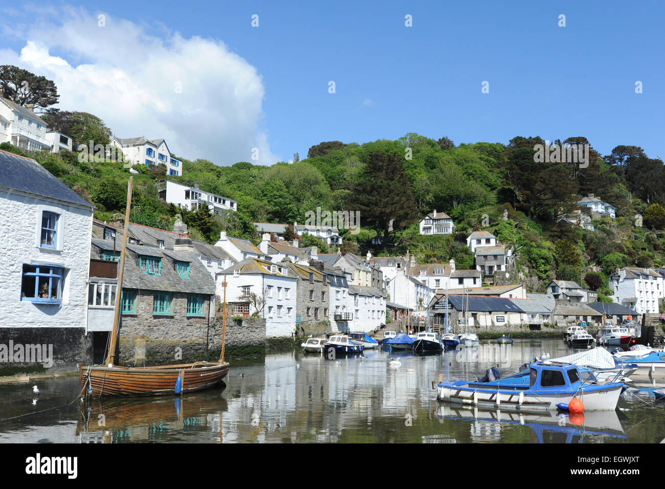 Angelboote/Fischerboote im Hafen von Polperro, Cornwall. Stockfoto