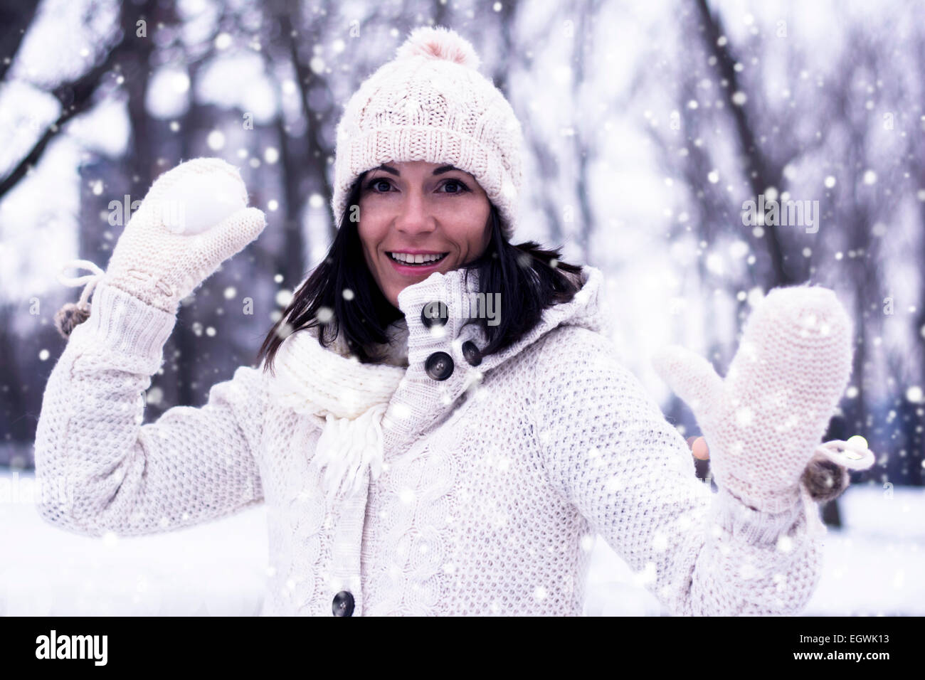 Hübsche Frau bereit, einen Schneeball werfen Stockfoto