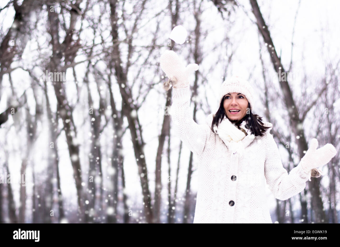 Hübsche Frau warf einen Schneeball Winterzeit genießen Stockfoto