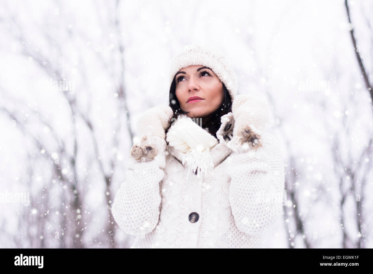 Hübsche Frau posiert im Schnee nachschlagen Stockfoto