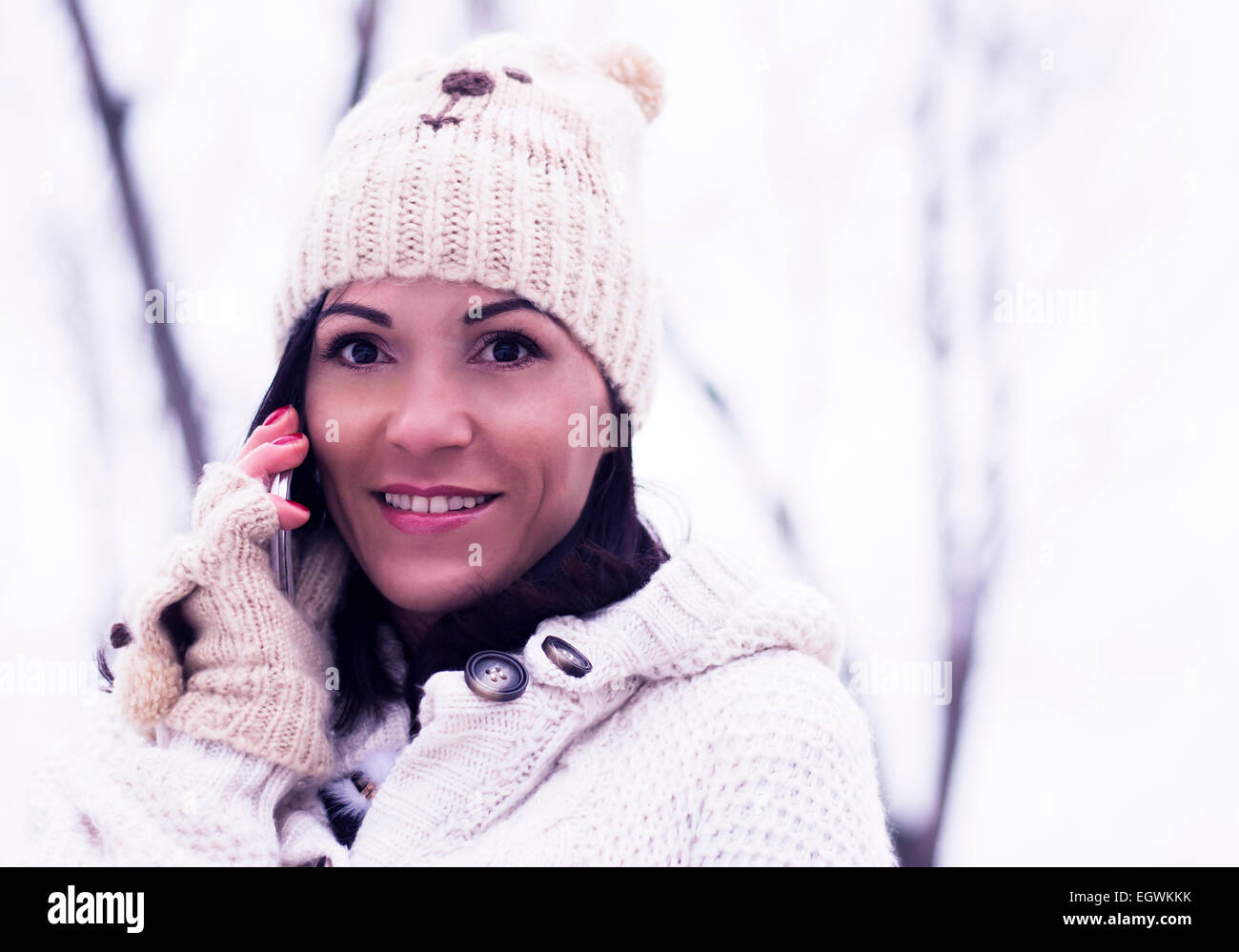 Hübsche Frau am Telefon zu sprechen, in der Winterzeit Stockfoto
