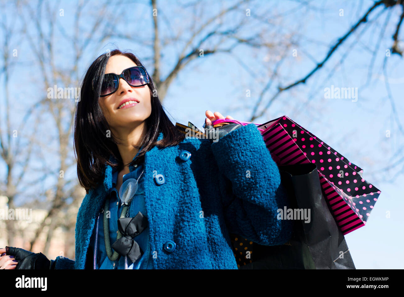 Frau mit Einkaufstüten zu Fuß das Stadtzentrum Stockfoto