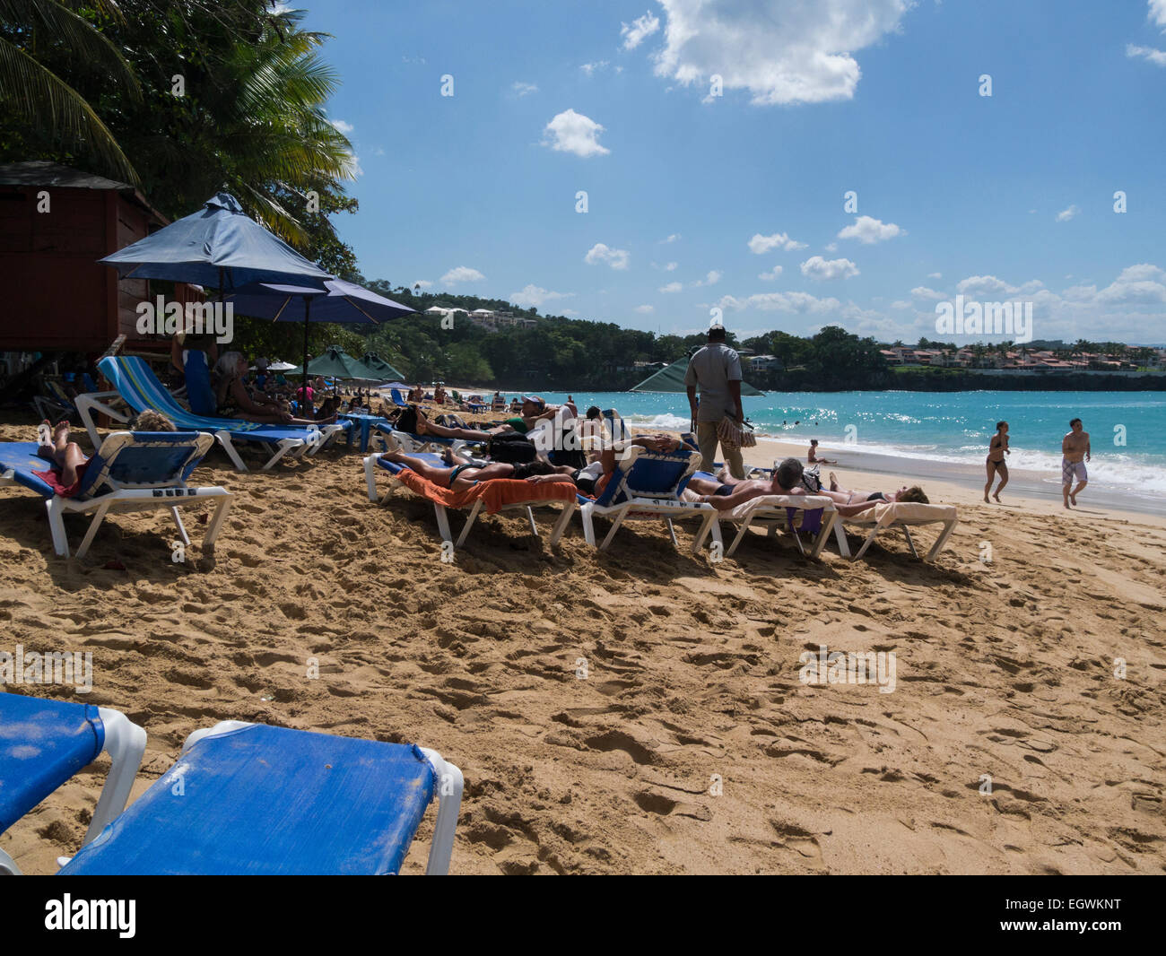 Blick entlang der beliebten öffentlichen Strand von Playa de Sosua Dominikanische Republik Menschen Urlaub an einem schönen Wintertag Stockfoto