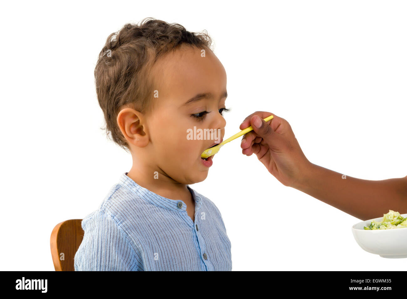 18 Monate afrikanischen Kleinkind Kind weigert sich, sein Gemüse zu essen Stockfoto