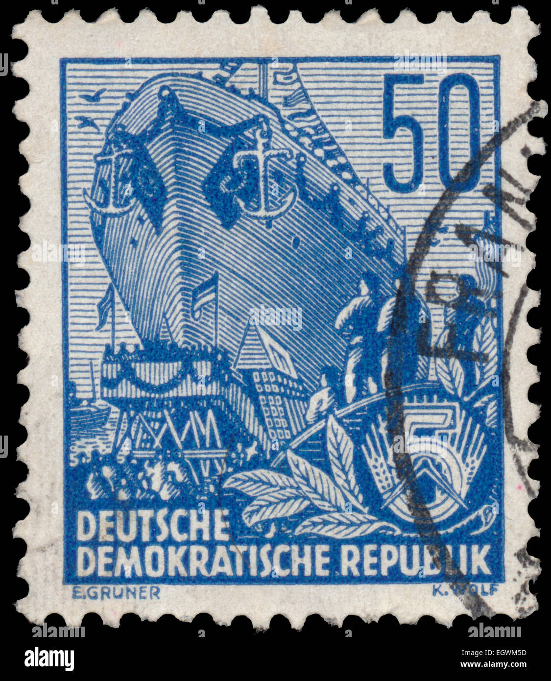 DDR - ca. 1955: Eine Briefmarke gedruckt in DDR, zeigt ein hochseetaugliches Schiff auf Stapel, Serie fünf-Jahres-Plan, ca. 1955 Stockfoto