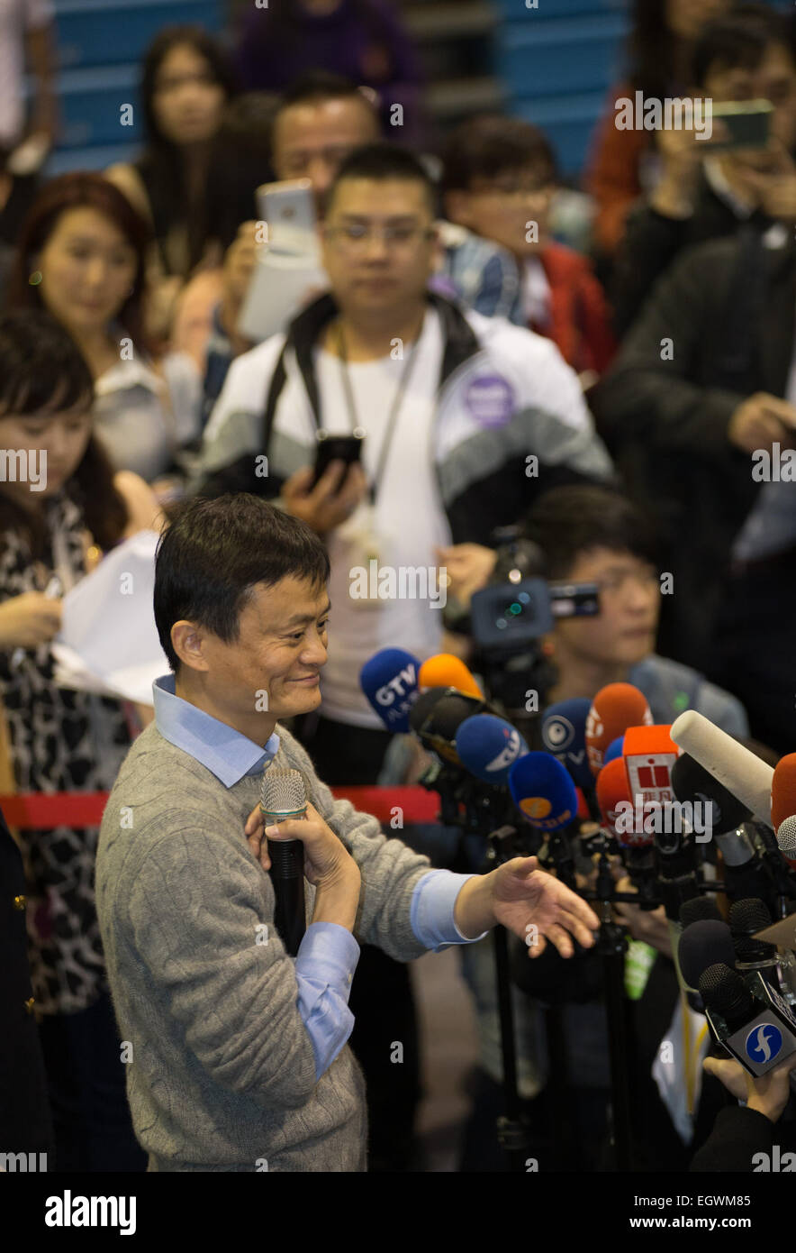 (150303)--TAIPEI, 3. März 2015 (Xinhua)--Ma Yun (vorne), Gründer und Vorsitzender von Chinas führende e-Commerce-Unternehmen Alibaba Group, wird am "National Taiwan University" (NTU) in Taipei, Südostchina, 3. März 2015 interviewt.  (Xinhua/Jin Liwang) (Zkr) Stockfoto