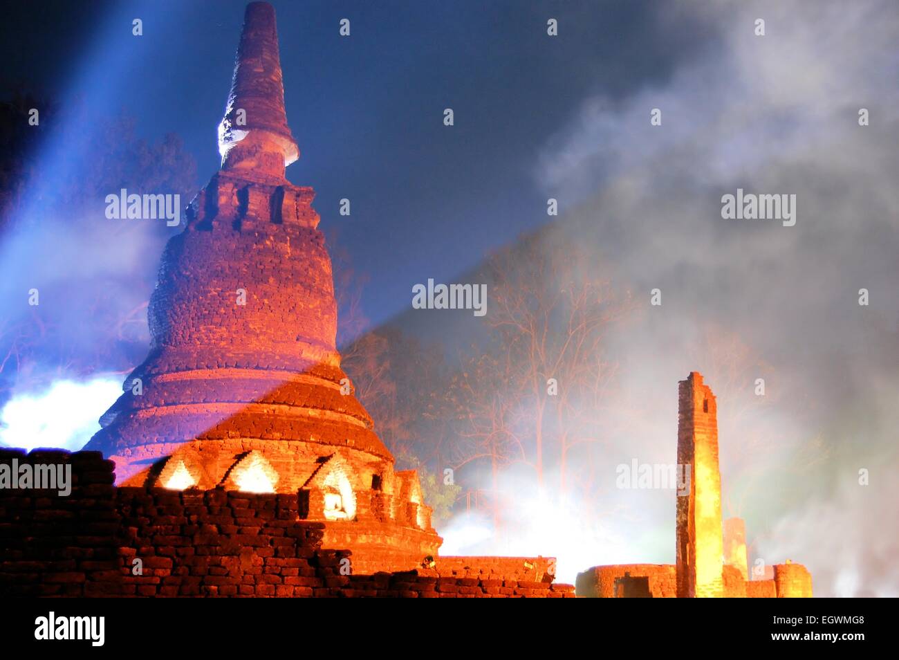 Lightshow im Tempel Wat Phra Kaeo, Kamphaeng Phet Stockfoto