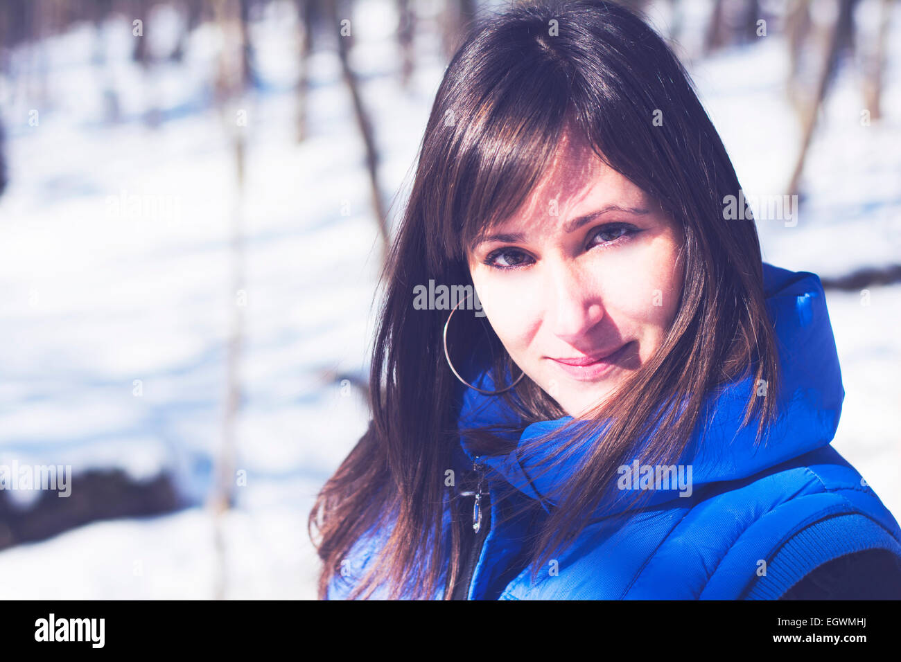 Hübsche Frau posiert im Wald im winter Stockfoto