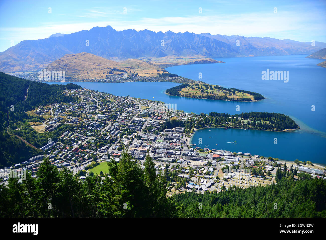 Anzeigen von Queenstown, genannt die Adventure Capital of the World von den Ufern des Lake Wakatipu auf der Südinsel von Neuseeland Stockfoto