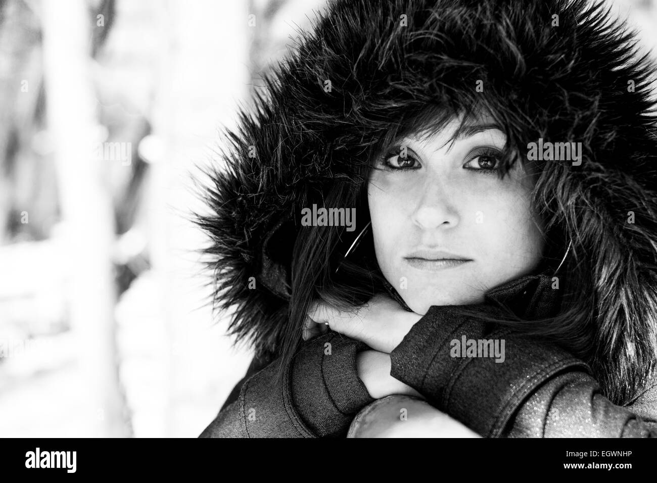 Closeup Portrait von einer hübschen Frau im Winter in Graustufen Stockfoto