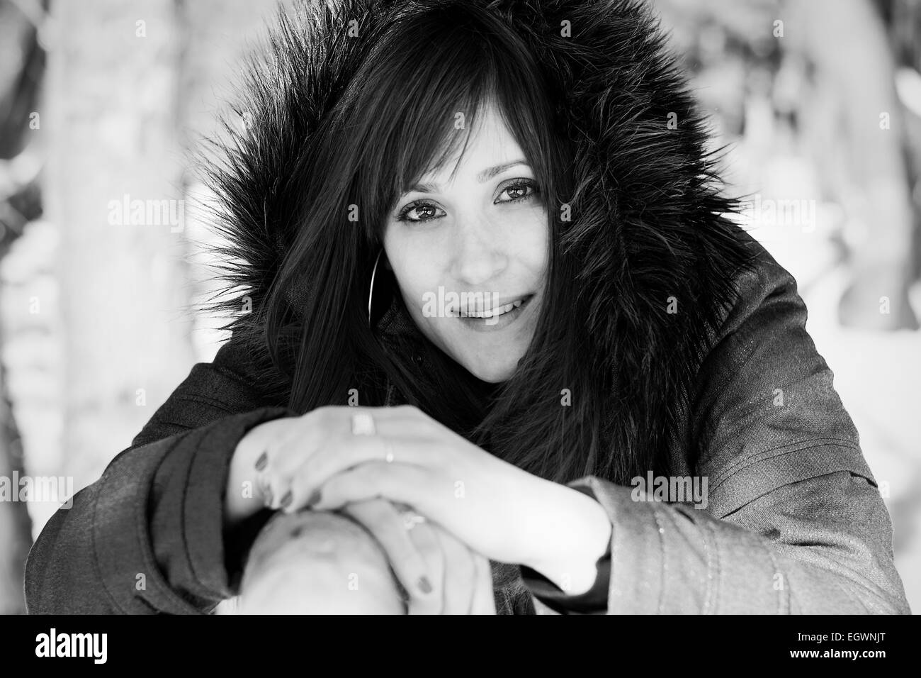 Closeup Portrait von einer hübschen Frau im Winter in Graustufen Stockfoto