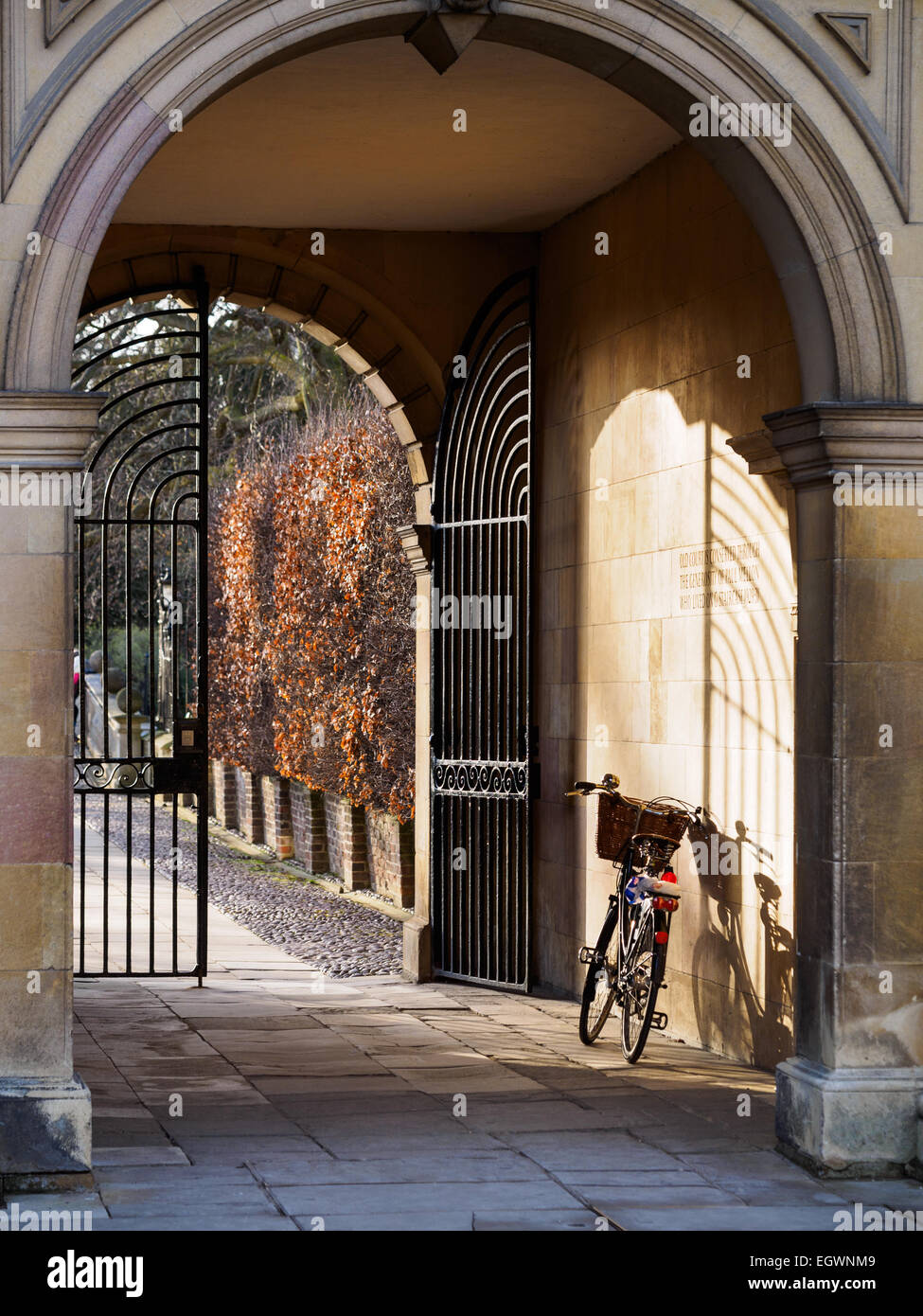 Clare College Cambridge Tourismus Clare College - Vintage Style student Bike in einem malerischen Gateway in Clare College, Cambridge UK geparkt Stockfoto