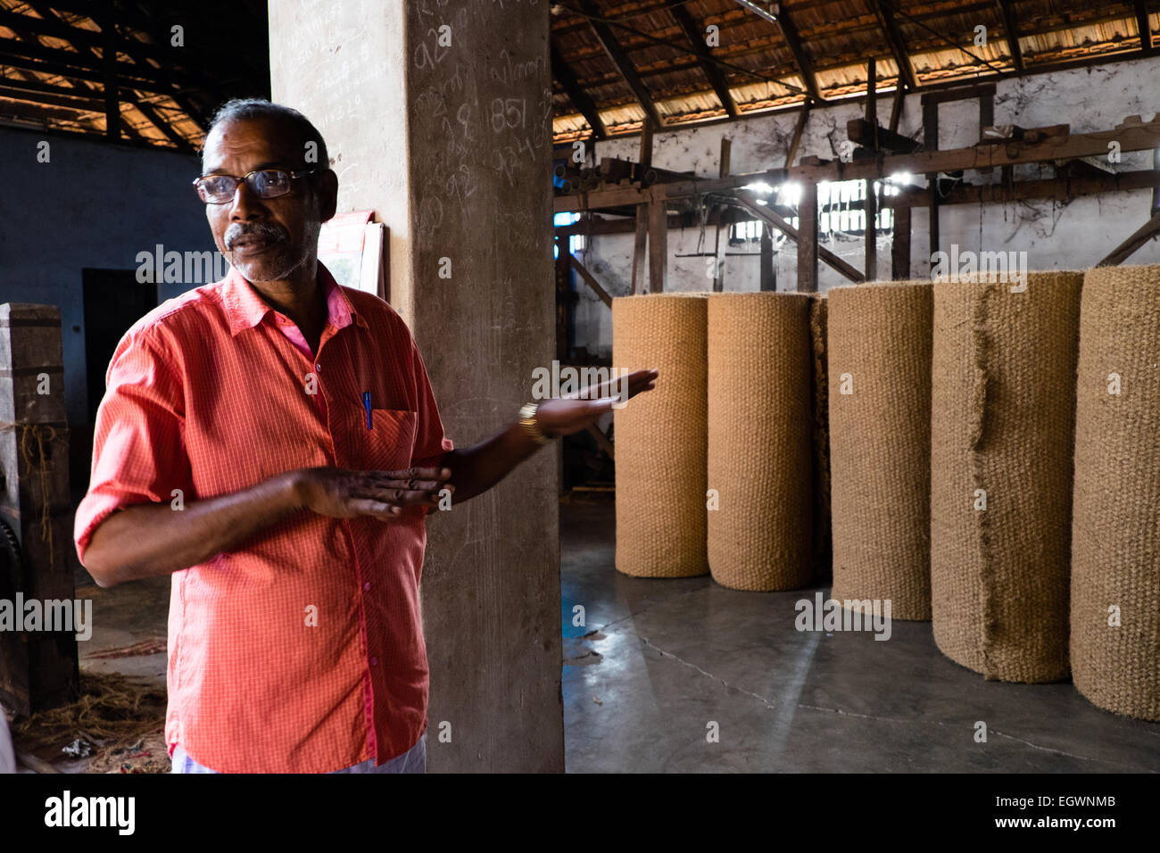 In einer Kokos-Fabrik in der Nähe von Alleppey, Kerala, Südindien - handgeknüpfte Teppiche, Matten und Matten erfolgt in eine sterbende Industrie Stockfoto