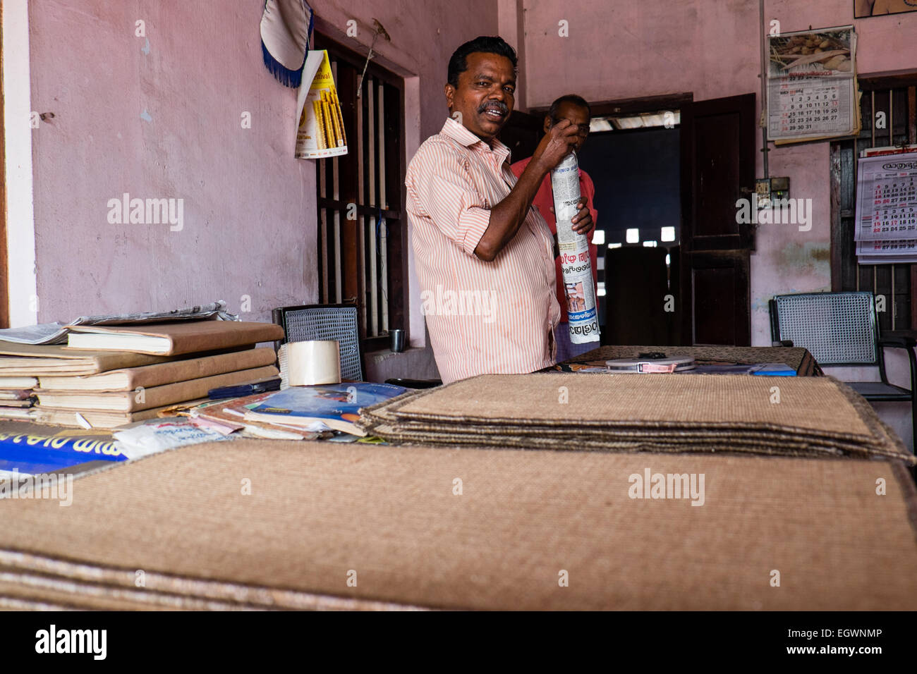 In einer Kokos-Fabrik in der Nähe von Alleppey, Kerala, Südindien - handgeknüpfte Teppiche, Matten und Matten erfolgt in eine sterbende Industrie Stockfoto