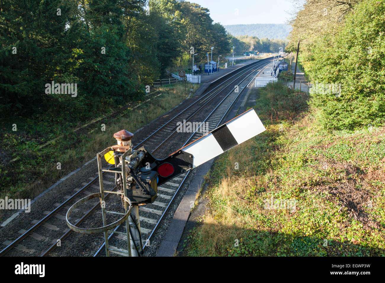 Eisenbahnsignaltechnik. Semaphore Signal an klare, Grindleford Bahnhof, Derbyshire, Peak District National Park, England, Großbritannien Stockfoto