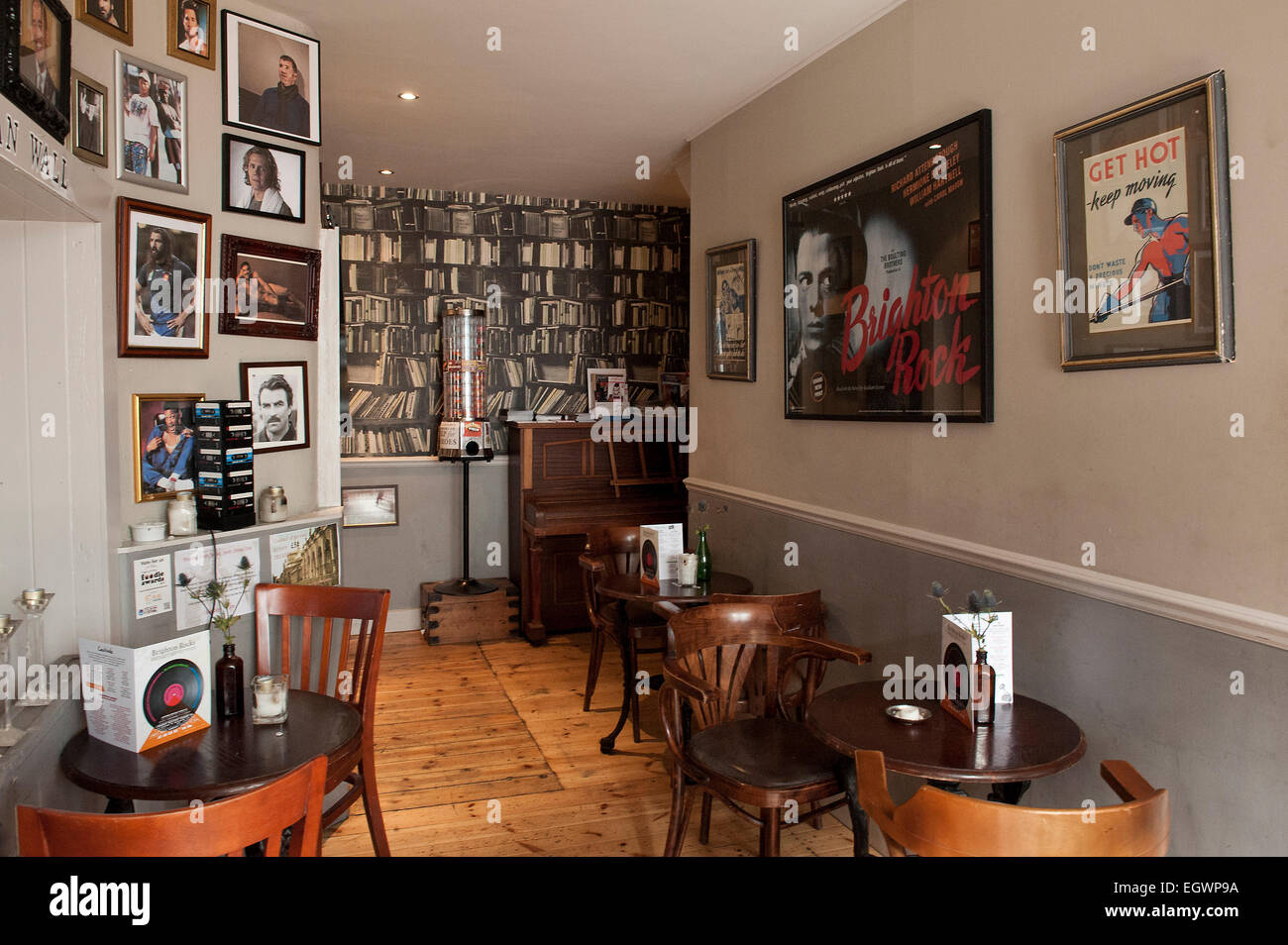 Innenaufnahmen des eine trendige hip Brighton England Kneipe mit vielen eklektischen Artefakte an den Wänden zeigen die Spaß Natur Stockfoto