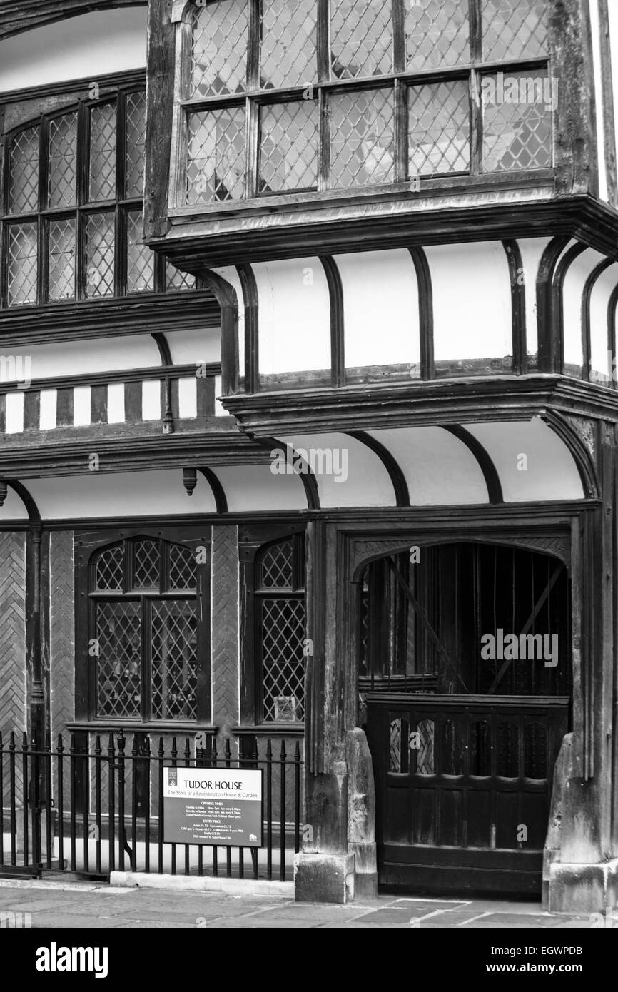Tudor House in Schwarz-weiß, die Geschichte eines Southampton House & Garden in der Altstadt in Bugle St, Southampton, Hampshire, Großbritannien im März Stockfoto