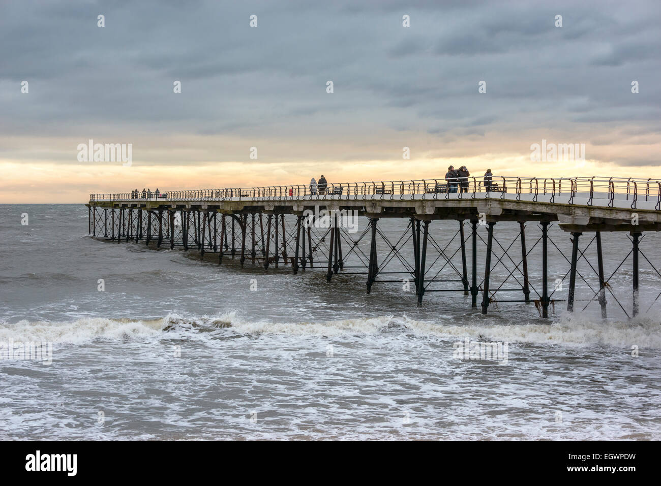 Die Sonne beginnt zu setzen über Saltburn-by-the-Sea Pier an einem kalten Wintertag. Stockfoto