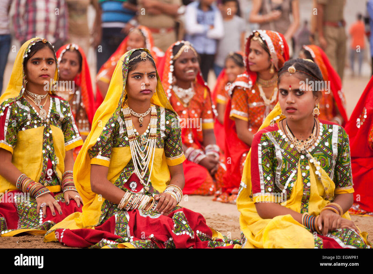 Junge Frau in ihrer typischen farbenfrohen Tracht auf dem Kamel Messe Pushkar Mela, Pushkar, Rajasthan, Indien, Asien Stockfoto
